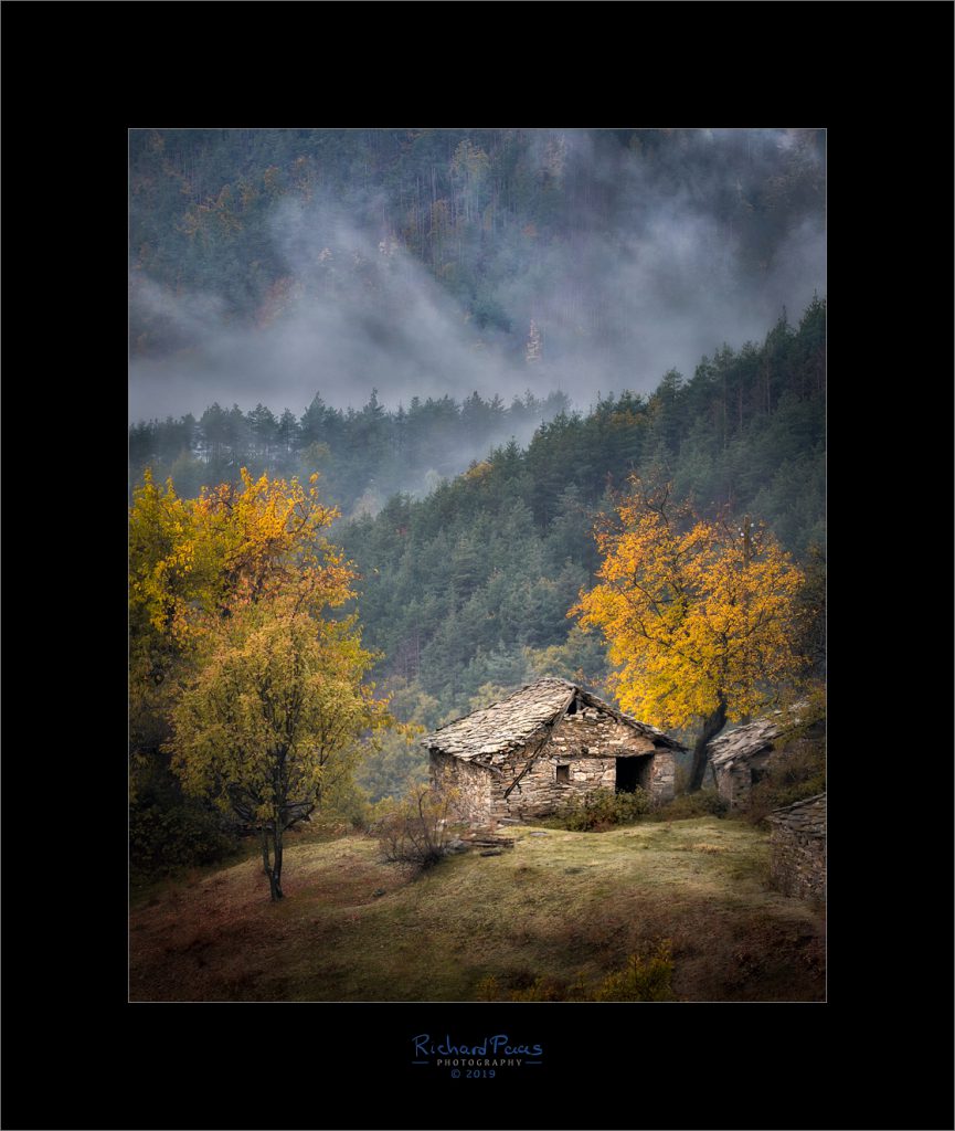 House near Tsurkvitsa - Colors of Autumn